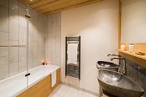 Chalet Altitude - badkamer met wastafels en handdoekenrek